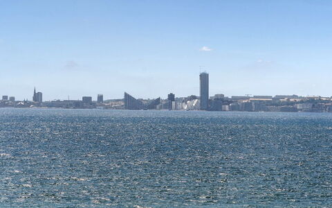 Anniina - 200M from the Sea: Blå, Vandressourcer, Daytime, Krop Af Vand, Horisont, City, Skyscraper, Vandvej, Hav