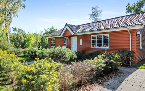 Nela - 300M from the Sea: Hus, Busk, Hjem, Tag, Sommerhus, Boligområde, Bunddække, Have, Stuehus