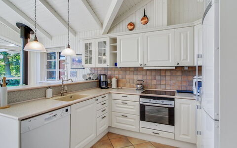 Nela - 300M from the Sea: Køkken, Countertop, Cabinetry, Indretning, Gulvbelægning, Træ, Køkken Apparat, Loft, Større Bandage, Etage