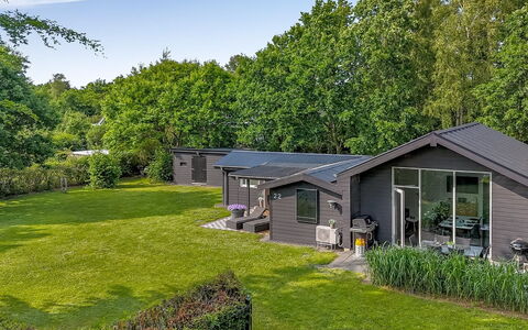 Sunja - 450M from the Sea: Blå, Busk, Sommerhus, Bunddække, Have, Estate, Skygge, Landscaping, Stuehus, Eco Hotel
