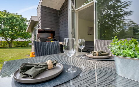 Sunja - 450M from the Sea: Blå, Busk, Sommerhus, Bunddække, Have, Estate, Skygge, Landscaping, Stuehus, Eco Hotel