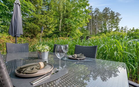 Sunja - 450M from the Sea: Blå, Busk, Sommerhus, Bunddække, Have, Estate, Skygge, Landscaping, Stuehus, Eco Hotel