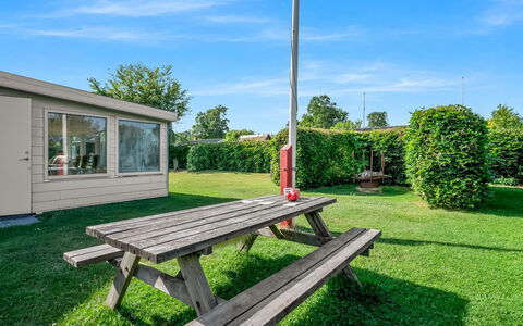 Mainart - 200M from the Sea: Skygge, Have, Lawn, Gård, Landscaping, Parkere, Backyard, Kunstgræs, Udendørs Møbler