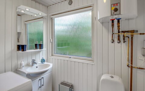 Ludewiga - 350M from the Sea: Sanitærarmatur, Vvs, Toilet, Badeværelse, Håndvask, Tap, Toiletbræt, Dagslys