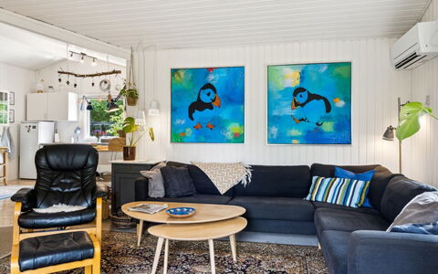 Reika - 1Km from the Sea: Møbel, Couch, Indretning, Stue, Gulvbelægning, Etage, Værelse, Billedramme, Hjem