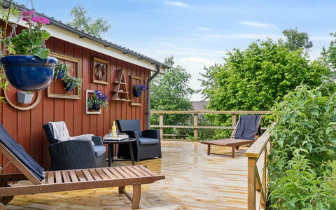 Reika - 1Km from the Sea: Træ, Møbel, Blomsterkrukke, Hårdttræ, Udendørs Møbler, Bejdse, Veranda, Dæk, Trægulve