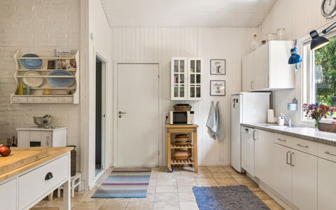 Reika - 1Km from the Sea: Køkken, Køkken Apparat, Større Bandage, Gulvbelægning, Indretning, Træ, Møbel, Countertop, Cabinetry, Etage