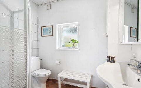 Annabeth - 300M to the Fjord: Gulvbelægning, Sanitærarmatur, Etage, Indretning, Badeværelse, Loft, Toilet, Vvs, Håndvask, Værelse