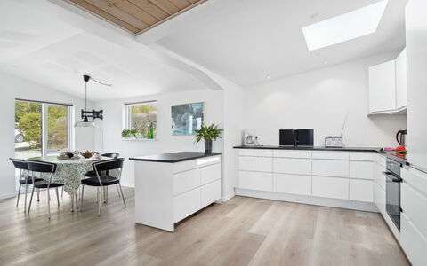 Annabeth - 300M to the Fjord: Gulvbelægning, Møbel, Indretning, Køkken, Etage, Countertop, Trægulve, Træ, Cabinetry, Loft