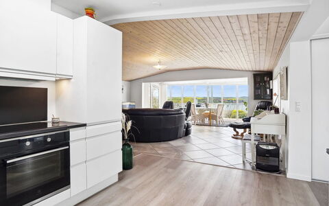 Annabeth - 300M to the Fjord: Gulvbelægning, Indretning, Etage, Møbel, Træ, Loft, Trægulve, Couch, Værelse, Stue