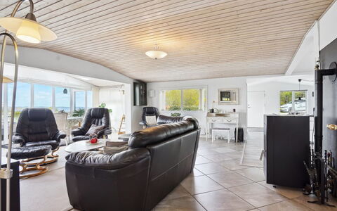Annabeth - 300M to the Fjord: Indretning, Gulvbelægning, Loft, Træ, Couch, Møbel, Etage, Stue, Belysning, Hjem