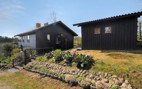 Imgert - 300M to the Fjord: Græs, Træ, Hus, Busk, Sommerhus, Tag, Landdistrikt, Land Lot, Hjem