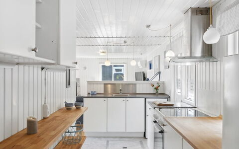 Self - 400M to the Fjord: Køkken, Countertop, Indretning, Træ, Loft, Køkken Apparat, Lysarmatur, Gulvbelægning, Cabinetry, Større Bandage