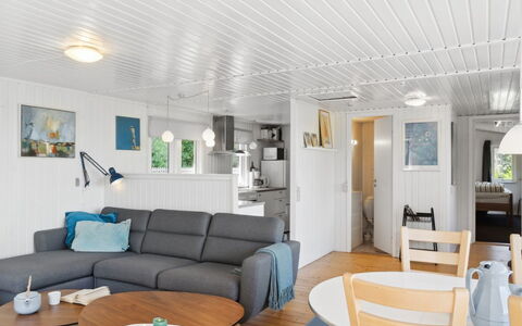 Self - 400M to the Fjord: Træ, Indretning, Gulvbelægning, Loft, Møbel, Etage, Stue, Hjem, Couch, Værelse