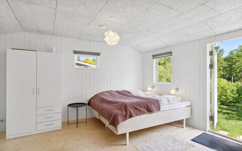 Self - 400M to the Fjord: Loft, Etage, Soveværelse, Værelse, Trægulve, Sengetøj, Lysarmatur, Hårdttræ, Sengetøj, Bed Frame