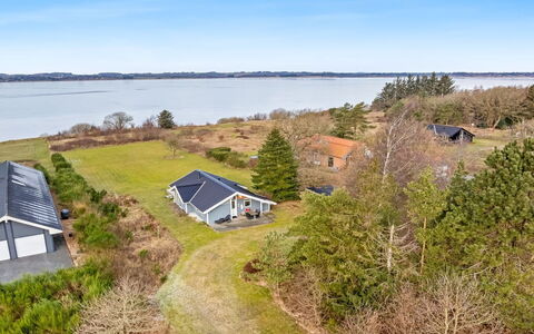 Arleta - 250M to the Fjord: Blå, Busk, Sommerhus, Bunddække, Have, Estate, Skygge, Landscaping, Stuehus, Eco Hotel