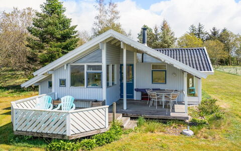 Arleta - 250M to the Fjord: Blå, Busk, Sommerhus, Bunddække, Have, Estate, Skygge, Landscaping, Stuehus, Eco Hotel