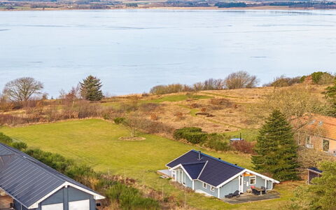 Arleta - 250M to the Fjord: Blå, Busk, Sommerhus, Bunddække, Have, Estate, Skygge, Landscaping, Stuehus, Eco Hotel