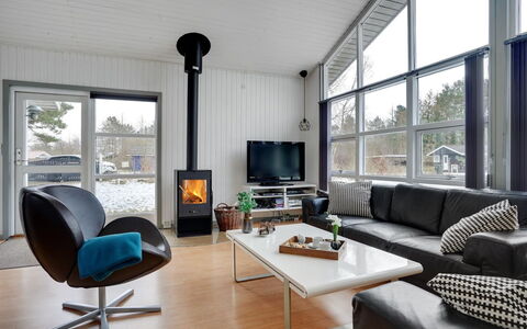 Aiden - 300M from the Sea: Gulvbelægning, Møbel, Stue, Indretning, Etage, Couch, Hjem, Hearth, Værelse, Loft