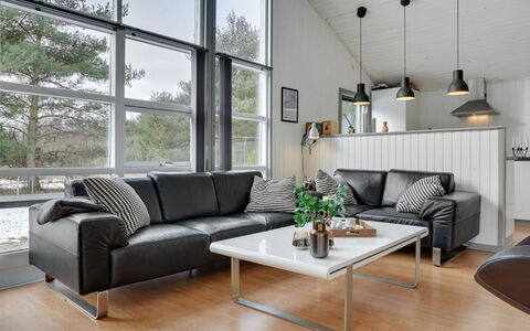 Aiden - 300M from the Sea: Møbel, Indretning, Couch, Træ, Gulvbelægning, Loft, Stue, Belysning, Etage