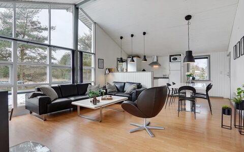 Aiden - 300M from the Sea: Indretning, Loft, Møbel, Stue, Gulvbelægning, Couch, Lysarmatur, Belysning, Hjem, Etage