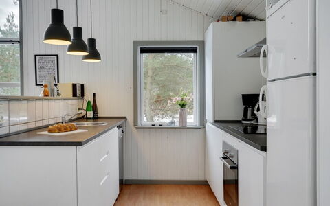 Aiden - 300M from the Sea: Køkken, Countertop, Køkken Apparat, Træ, Indretning, Gulvbelægning, Loft, Køkkenvask, Husholdningsapparat, Større Bandage