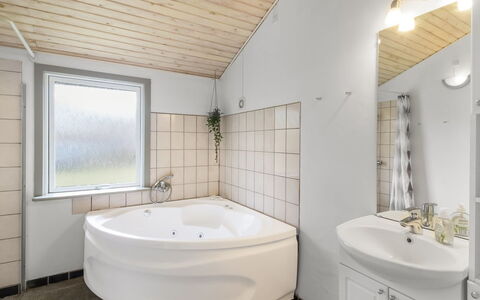 Aiden - 300M from the Sea: Sanitærarmatur, Loft, Træ, Indretning, Gulvbelægning, Etage, Badekar, Badeværelse, Værelse, Vvs