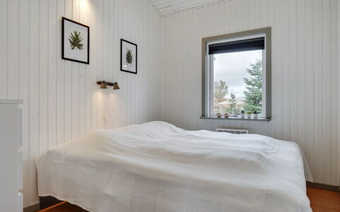 Aiden - 300M from the Sea: Træ, Soveværelse, Loft, Gulvbelægning, Indretning, Etage, Hjem, Sengetøj, Sengetøj, Seng