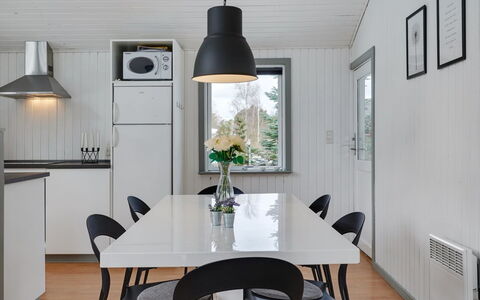 Aiden - 300M from the Sea: Møbel, Indretning, Gulvbelægning, Træ, Loft, Lysarmatur, Etage, Køkken & Spisebord, Stol, Spisestue