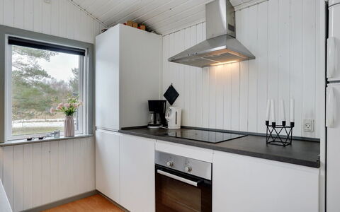 Aiden - 300M from the Sea: Køkken, Træ, Gulvbelægning, Køkken Apparat, Countertop, Indretning, Større Bandage, Loft, Husholdningsapparat, Etage