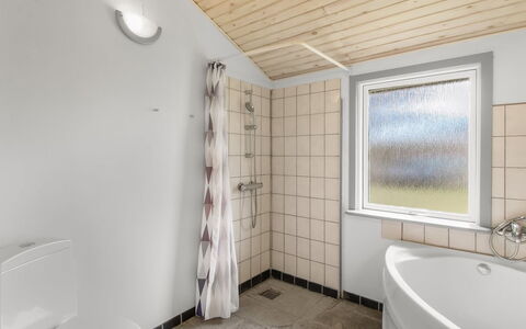 Aiden - 300M from the Sea: Træ, Have, Backyard, Land Lot, Hjem, Tag, Skygge, Dæk, Hårdttræ, Gård