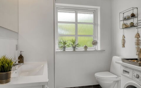 Christina - 300M to the Fjord: Gulvbelægning, Indretning, Sanitærarmatur, Etage, Loft, Vvs, Værelse, Badeværelse, Tap, Håndvask