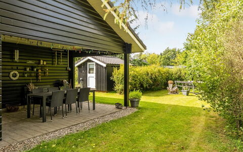 Christina - 300M to the Fjord: Sommerhus, Hjem, Have, Sidespor, Lawn, Skygge, Gård, Estate, Garden Bygninger, Backyard