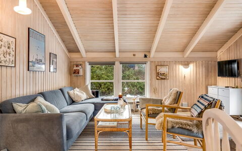 Alexi - 150M from the Sea: Indretning, Møbel, Træ, Loft, Couch, Gulvbelægning, Stue, Værelse, Etage, Hjem