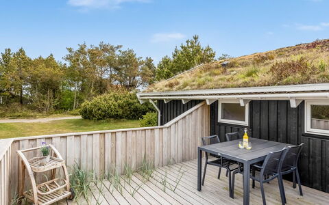 Alexi - 150M from the Sea: Træ, Arkitektur, Tag, Hårdttræ, Planke, Hjem, Sommerhus, Dæk, Veranda, Bejdse
