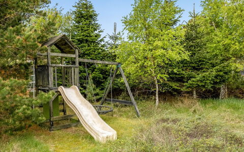 Alexi - 150M from the Sea: Legetøjsrutsjebane, Have, Lawn, Landscaping, Gård, Backyard, Woodland, Parkere, Lærk