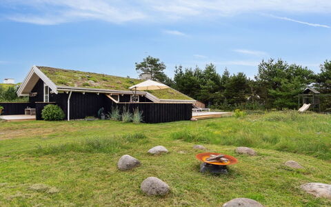 Alexi - 150M from the Sea: Boligområde, Busk, Hus, Hjem, Have, Estate, Skygge, Landscaping, Lawn