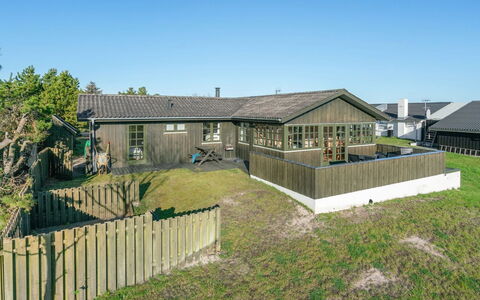 Annabell - 150M from the Sea: Boligområde, Tag, Forstad, Indkørsel, Estate, Skorsten