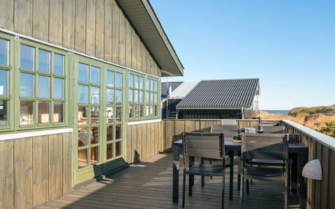 Annabell - 150M from the Sea: Boligområde, Tag, Forstad, Indkørsel, Estate, Skorsten