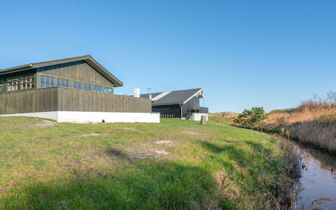 Annabell - 150M from the Sea: Boligområde, Tag, Forstad, Indkørsel, Estate, Skorsten