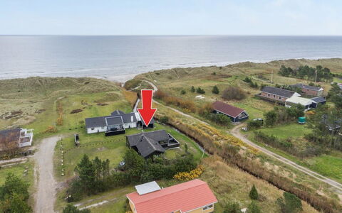 Annabell - 150M from the Sea: Boligområde, Tag, Forstad, Indkørsel, Estate, Skorsten
