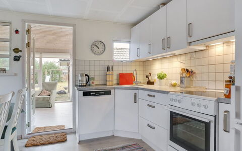 Skaghe - 200M from the Sea: Køkken, Køkken Apparat, Countertop, Gulvbelægning, Indretning, Større Bandage, Møbel, Etage, Cabinetry, Træ