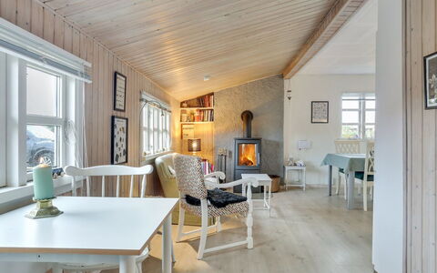Skaghe - 200M from the Sea: Træ, Loft, Gulvbelægning, Indretning, Møbel, Etage, Hjem, Værelse, Stue, Trægulve