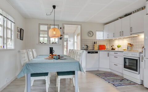 Skaghe - 200M from the Sea: Møbel, Indretning, Gulvbelægning, Lysarmatur, Køkken, Loft, Træ, Etage, Countertop, Stol