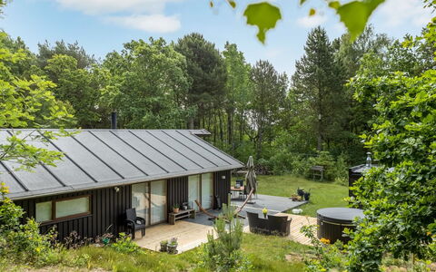 Thorine - 750M from the Sea: Træ, Hjem, Veranda, Dæk, Hårdttræ, Tag, Bejdse, Trægulve, Eco Hotel