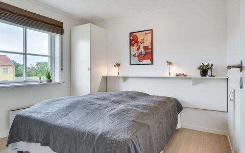 Sipi - 100M from the Sea: Seng, Møbel, Soveværelse, Indretning, Træ, Gulvbelægning, Etage, Loft, Sengetøj, Sengetøj