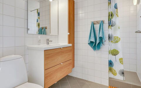 Sipi - 100M from the Sea: Badeværelse, Gulvbelægning, Sanitærarmatur, Etage, Indretning, Badeværelsesvask, Håndvask, Toilet, Badeværelsesskab, Toiletbræt