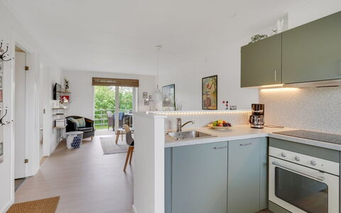Sipi - 100M from the Sea: Køkken, Møbel, Countertop, Indretning, Gulvbelægning, Køkken Apparat, Cabinetry, Etage, Træ, Større Bandage