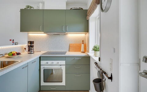 Sipi - 100M from the Sea: Køkken, Køkken Apparat, Countertop, Møbel, Indretning, Større Bandage, Cabinetry, Gulvbelægning, Træ, Komfur