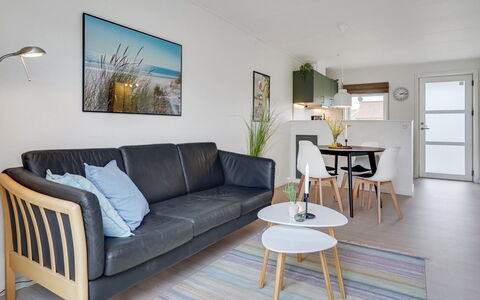 Sipi - 100M from the Sea: Indretning, Couch, Gulvbelægning, Møbel, Træ, Stue, Etage, Værelse, Lejlighed, Loft